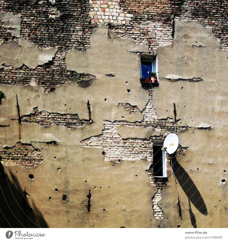 fenster zur welt Brandmauer Berlin Satellitenantenne Antenne Blick Aussicht Altbau Loch abblättern Verfall Fernsehen Mauer Putz eng Stadthaus schäbig Innenhof