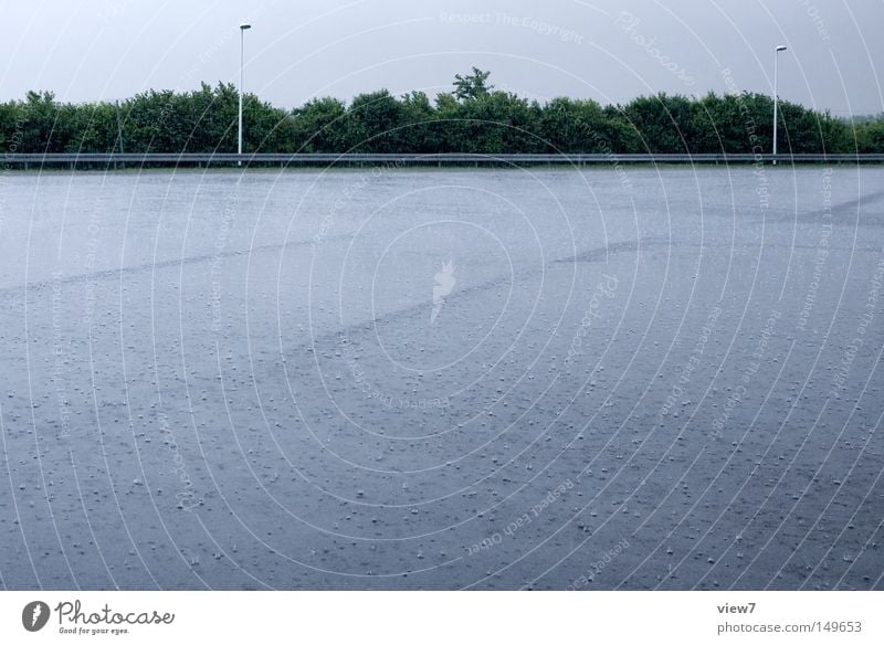 unten Regen Wetter Unwetter Gewitter Wassertropfen Tropfen Himmel Wolken bedecken bedeckt nass Donnern Hecke Horizont Lampe Straße Platz Straßenbeleuchtung leer