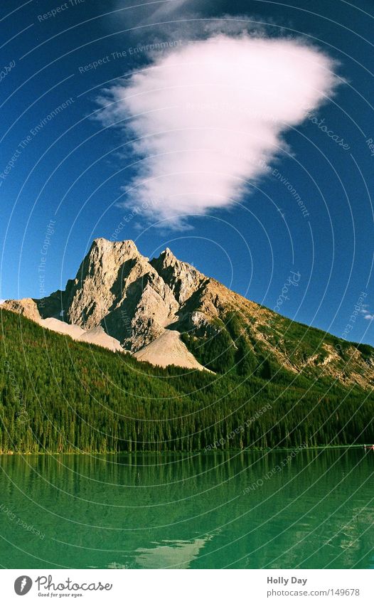 Rauchzeichen? Farbfoto mehrfarbig Außenaufnahme Menschenleer Tag Schatten Reflexion & Spiegelung Totale Berge u. Gebirge Wasser Himmel Wolken Baum Wald Seeufer