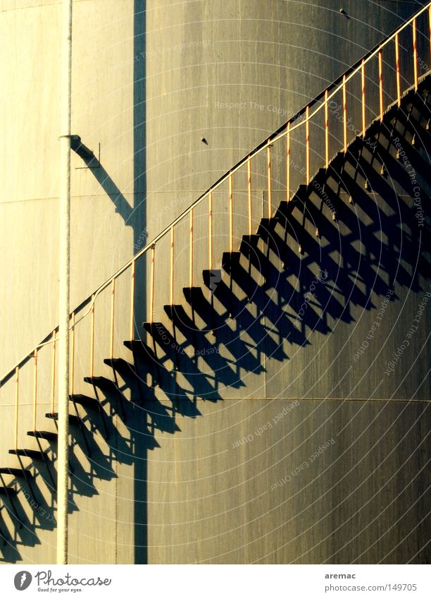 Aufschwung Treppe Geländer Treppengeländer Silo Tank Industrie industriell Erdöl aufsteigen Öltank