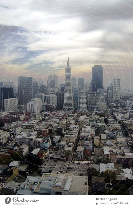 San Francisco Kalifornien Stadtzentrum Hochhaus Himmel Wolken Haus USA Stars and Stripes Amerika Aussicht Coit Tower Telegraph Hill Zoomeffekt Smog Herbst