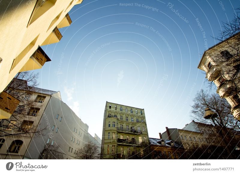 Schöneberg Berlin Himmel kalt Haus Wohnhaus Wohnhochhaus Mehrfamilienhaus Etage Stadthaus Wohngebiet Straße Froschperspektive Balkon Altbau Lücke