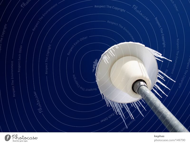 Zapfenlampe Lampe Beleuchtung Licht Straßenbeleuchtung Eis Eiszapfen kalt Winter Schnee frieren blau weiß Elektrisches Gerät Technik & Technologie Scheisskälte