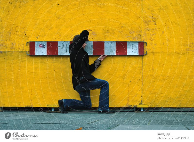 workaholic Arbeit & Erwerbstätigkeit Ruhestand Baustelle Website Mann Mensch tragen anhaben festhalten stoppen Schilder & Markierungen Streifen rot weiß gelb