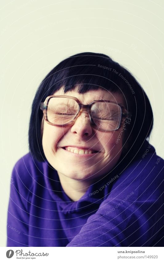 quatschkopf Junge Frau Jugendliche Erwachsene Pullover Brille lachen lustig braun violett dumm grinsen Zähne zeigen hornbrille Freak grübchen Falte Farbfoto