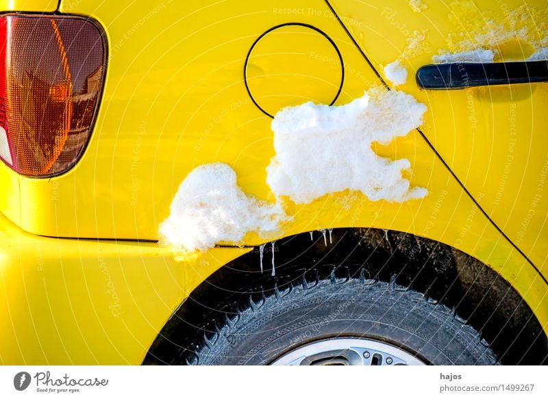 Schnee auf gelbem Auto ruhig Winter Wetter Eis Frost Verkehr PKW weiß Idylle Schneehaube Eiszapfen Reifen Scheinwerfer Straßenverhältnisse Hochdruck Stlileben