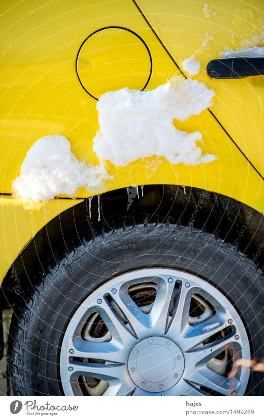 Schnee auf gelbem Auto ruhig Winter Wetter Eis Frost Verkehr PKW weiß Idylle Schneehaube Eiszapfen Reifen Straßenverhältnisse Hochdruck Stlileben Jahreszeiten