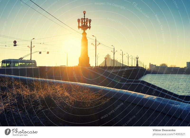 Die Strahlen der Sonne durch die Straßenlampe auf der Brücke schön Ferien & Urlaub & Reisen Ausflug Winter Lampe Geldinstitut Natur Landschaft Himmel Herbst