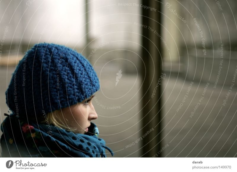 Still in the Hall blond blau Mütze Frau feminin Schal kalt Winter Denken Blick schön Wange links warten Mensch blue hat woman scarf Nase nose eyes Lagerhalle