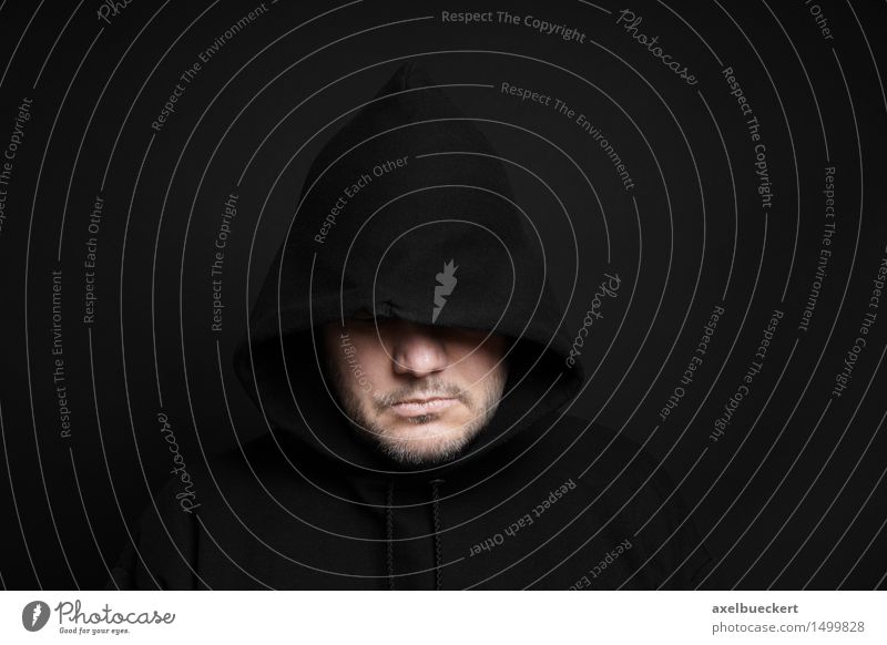 man wearing black hoodie hiding eyes Hooligan Mensch maskulin Mann Erwachsene 1 30-45 Jahre Bart Dreitagebart bedrohlich dunkel rebellisch schwarz geheimnisvoll