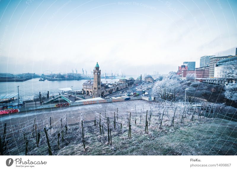 Winter an den Landungsbrücken Ferien & Urlaub & Reisen Tourismus Sightseeing Städtereise Fluss Hamburg Stadt Hafenstadt Stadtzentrum Leuchtturm Bauwerk Gebäude