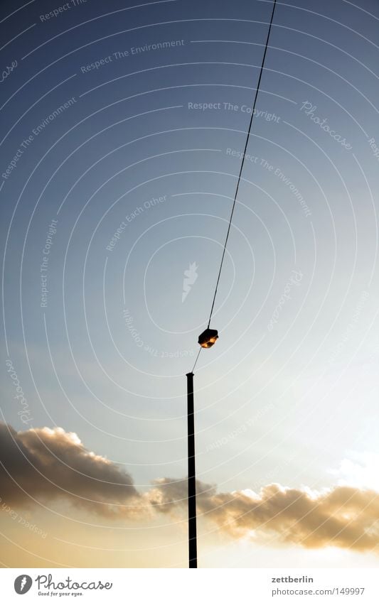 Hoffnung online Himmel Wolken Lampe Laterne Licht Beleuchtung Straßenbeleuchtung Kabel Leitung Elektrizität Hotline Dämmerung Morgen Abend Elektrisches Gerät