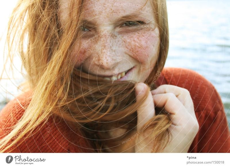 lächeln Frau schön Wind kalt Meer Porträt Sommersprossen rothaarig zerzaust Fröhlichkeit lachen grinsen Ausstrahlung Livia woman cute beautiful windy cold sea