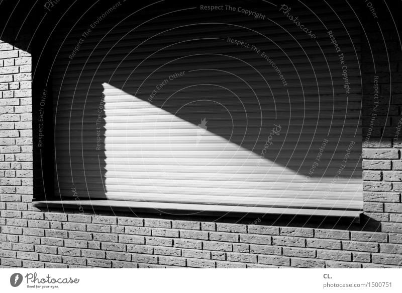 rollo Haus Einfamilienhaus Architektur Mauer Wand Fenster Rollo Jalousie Backstein Fensterbrett eckig Häusliches Leben Schwarzweißfoto Außenaufnahme