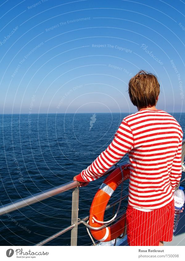 striped Sommer Meer Wasser Horizont Schifffahrt Wasserfahrzeug Linie Streifen blau rot weiß gestreift Rettungsring Reling Farbfoto Außenaufnahme