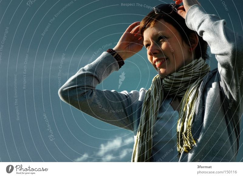 ihre Sonnenbrille Frau Blick Ferne Aussicht lachen Freude Gedanke Himmel positiv Optimismus Optimist Zukunft Brille 3format