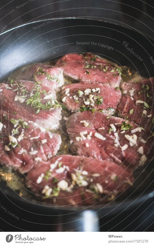 scharf angebraten Lebensmittel Fleisch Ernährung Essen Mittagessen Abendessen lecker kochen & garen Kräuter & Gewürze roh Pfanne Rindfleisch Zwiebel heiß Öl