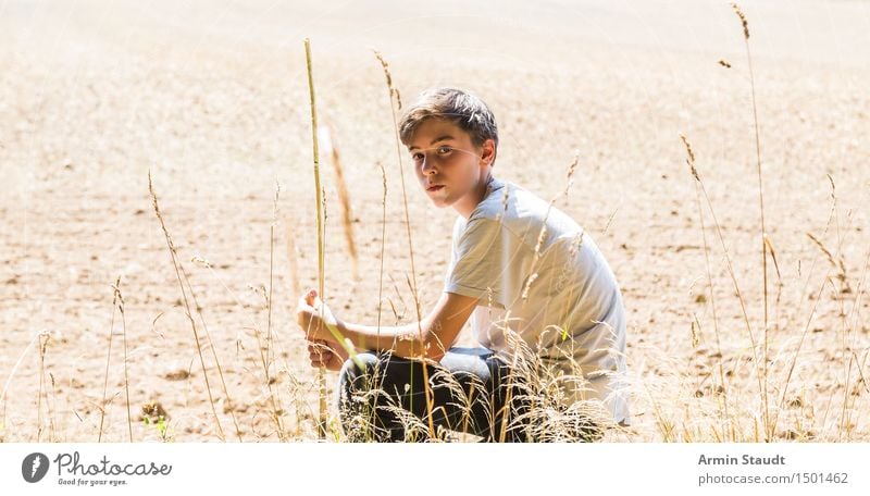 einsamer, nachdenklicher Teenager sitzt auf einem Feld Lifestyle schön Sinnesorgane Erholung Windstille Mensch maskulin Junger Mann Jugendliche 1 13-18 Jahre