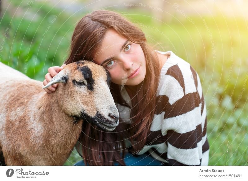 Immer noch Tierlieb Lifestyle Freude Glück schön Gesicht Leben Zufriedenheit Mensch feminin Junge Frau Jugendliche 1 13-18 Jahre Natur Schönes Wetter berühren