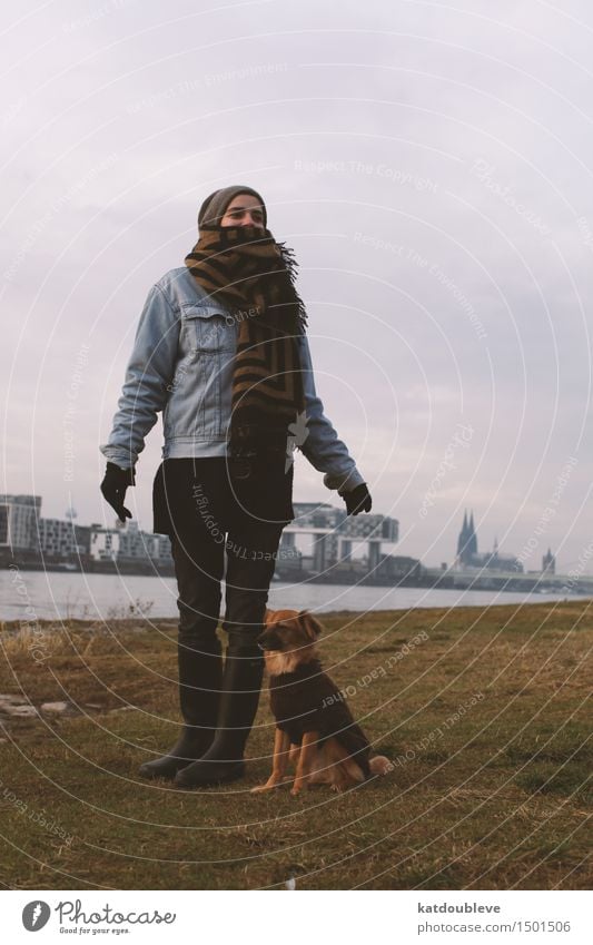 Come along schlechtes Wetter Wind Flussufer Blick stehen warten authentisch Zusammensein kalt kuschlig nah natürlich Neugier niedlich Tierliebe Gelassenheit