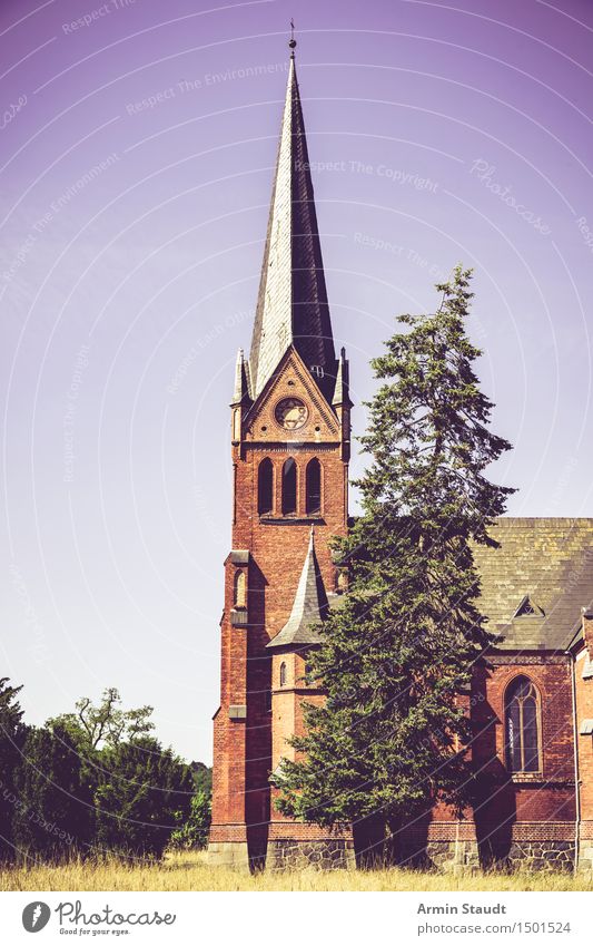 Kirche ruhig Ferien & Urlaub & Reisen Sommer Natur Himmel Baum Kiefer Wiese Feld Turm Architektur Sehenswürdigkeit Bundesadler alt entdecken blau Stimmung