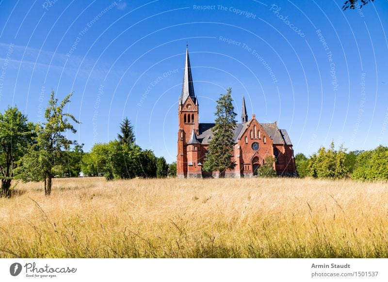 Einsame Kirche Sommer Turm Sehenswürdigkeit Stimmung Optimismus Einsamkeit Idylle Religion & Glaube Natur Ferien & Urlaub & Reisen Zeit Feld Wiese Architektur