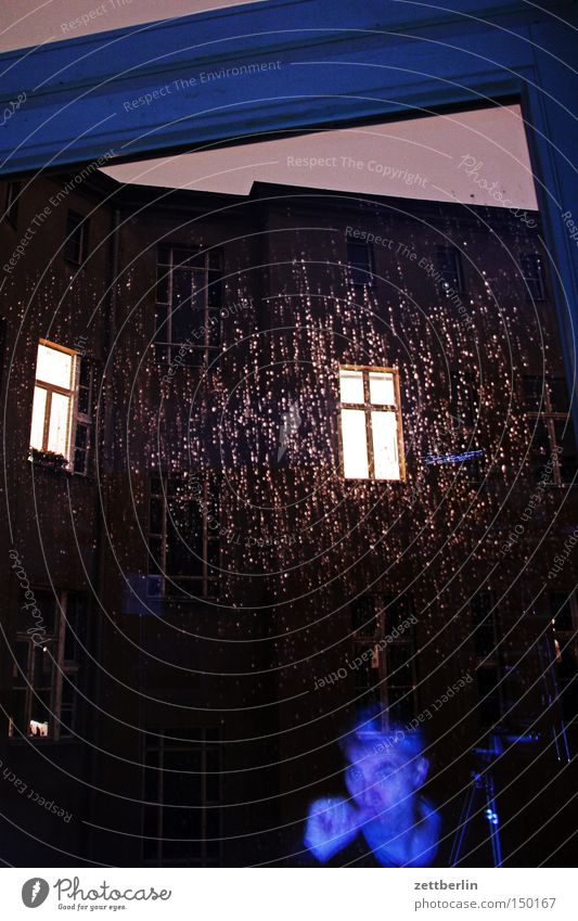 Making of Fenster im Regen Fensterscheibe Scheibe Glasscheibe Licht erleuchten Fensterkreuz Haus Stadthaus Hinterhof Abend Nacht dunkel Herbst Häusliches Leben