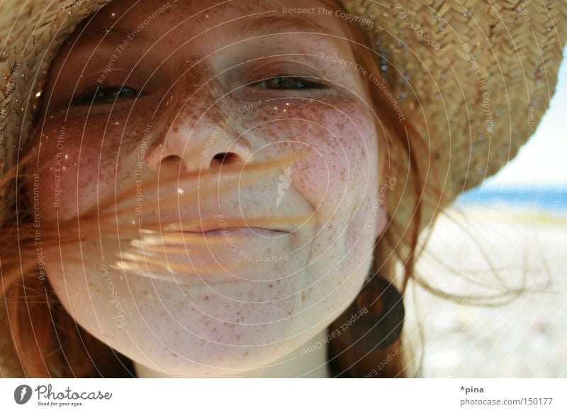 livia Frau Porträt Sommersprossen schön Hut Strohhut Freude lachen Glück Fröhlichkeit Wind Gesicht freckles Gefühle Beleuchtung