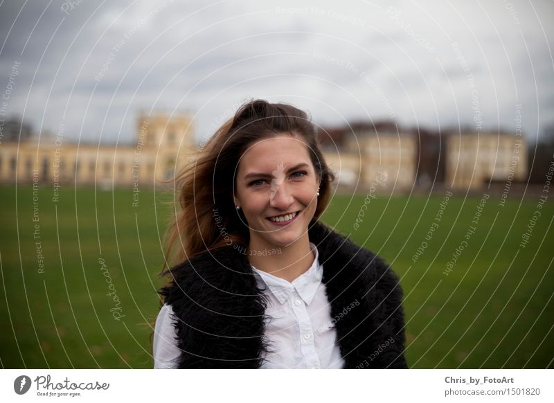 chris_by_fotoart Junge Frau Jugendliche Erwachsene 1 Mensch 13-18 Jahre Kassel Orangerie Hemd Weste Ohrringe brünett langhaarig Lächeln Blick Freundlichkeit