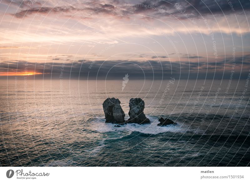 Inselchen Landschaft Wasser Himmel Wolken Horizont Sonnenaufgang Sonnenuntergang Wetter Schönes Wetter Felsen Wellen Küste Riff Meer Menschenleer blau braun