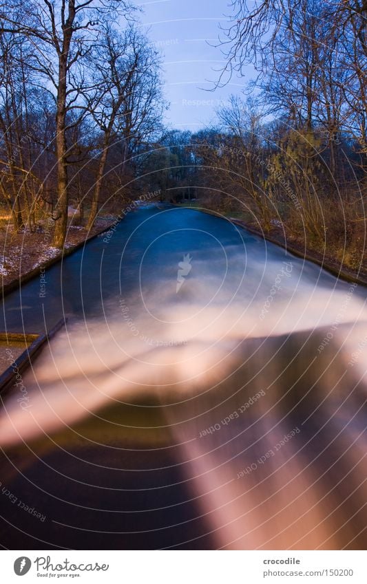 Die Welle Eisbach München Englischer Garten Wasser Bach Wellen kalt gefährlich Freude Baum Himmel Abend Langzeitbelichtung Funsport bedrohlich