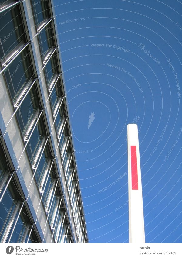 Schranke Bürogebäude Glasfassade Architektur Hausecke Blauer Himmel