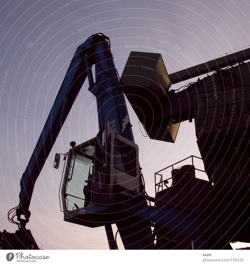 Bagger Arbeit & Erwerbstätigkeit Industrie Metall dreckig dunkel Recycling Baustelle Greifer Feierabend groß Hochbau Schrottplatz Unbewohnt Baufahrzeug Farbfoto