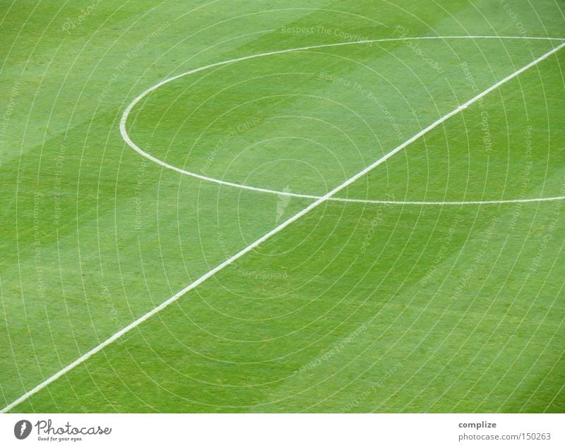 Fußball ohne Ball, das ist ja wie..? Platz Sportplatz Fußballplatz Stadion Linie Mittelkreis Geometrie Ballsport grün Fußballstadion Spielen Sportveranstaltung