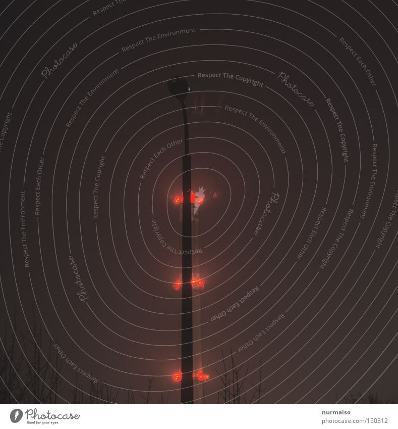Elektrik Tannebaum Weihnachtsbaum Lampe Licht hell Schornstein Abgas Heizung Kohlendioxid rot Flugzeug Heizkraftwerk Industriefotografie hoch Vorsicht Klima