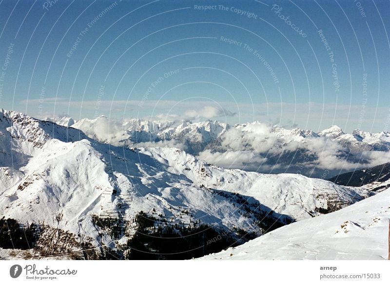 Schneebedeckte Berge Winter Wolken Berge u. Gebirge