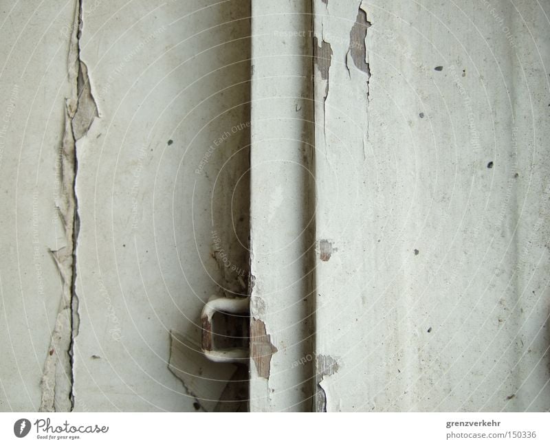 Fensterschloss Detailaufnahme Wetter Lack Holz alt dreckig weiß Farbe Vergänglichkeit Riss Fensterlack Kastendoppelfenster abblättern Farbstoff Fensterrahmen