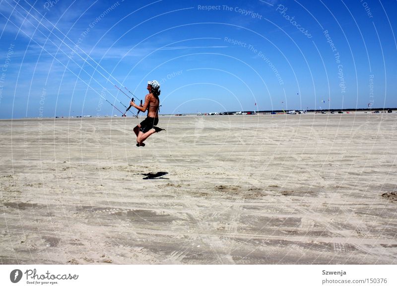 Mit dem Wind... blau Himmel himmelblau schön springen Strand Sand Wolken Sommer Dänemark blue sky Drache drachen steigen Autostand