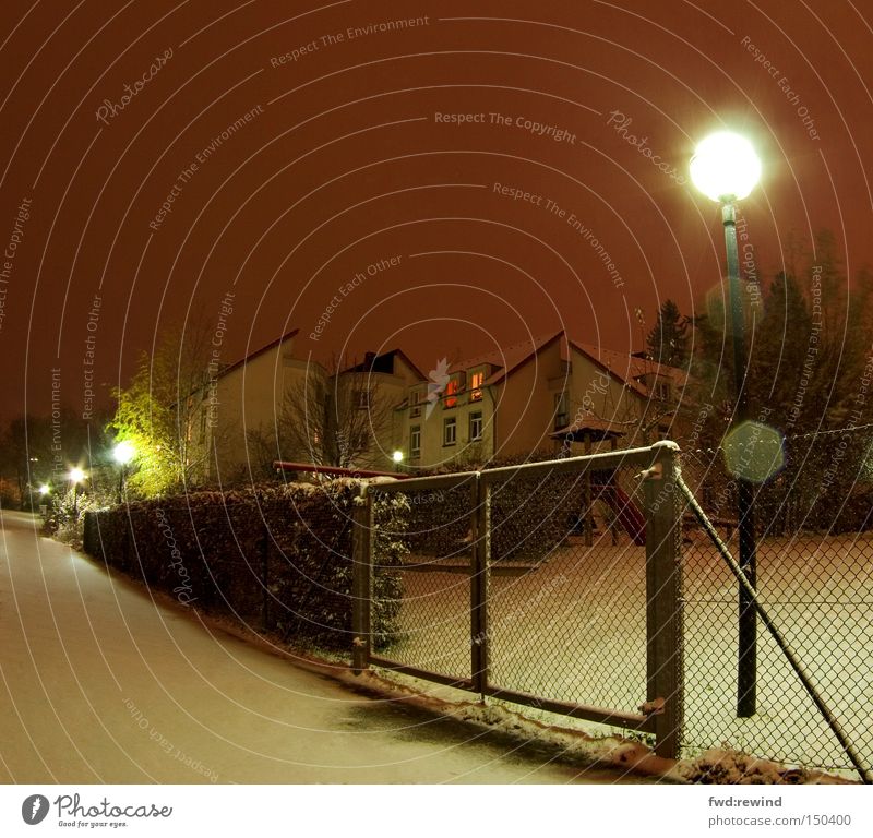 Winter vor der Tür Schnee Nacht Aachen Licht Zaun Lampe Fischauge Vorfreude kalt Wege & Pfade Hecke Wohnsiedlung Studentenwohnheim Langzeitbelichtung