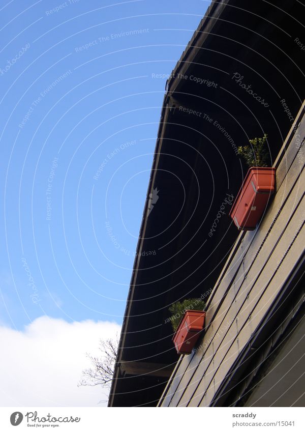 Landhaus Haus Österreich Blumenkasten rot braun Wolken weiß Architektur Himmel blau