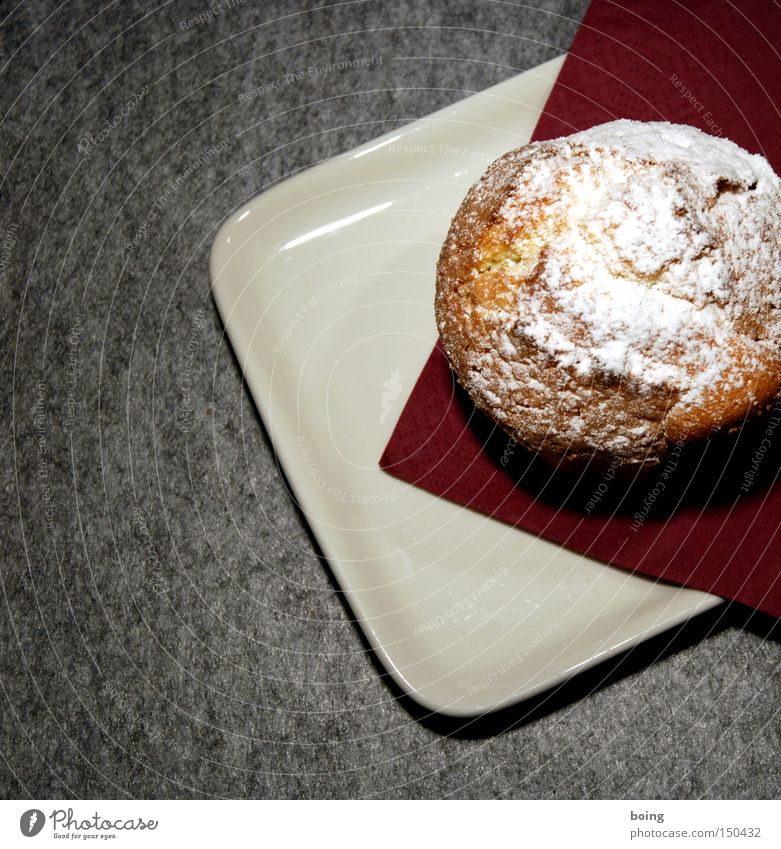 doch ein kleiner Pistazienkuchen Kuchen Puderzucker Muffin Filz Serviette Geburtstag Backwaren Freude geschmückter Teller kleine Portion zum Kaffee