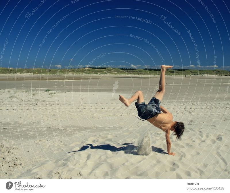 funny break Jugendliche Sommer Sand Strand Spielen Freude Freizeit & Hobby Wohlgefühl Glück blau Lebensfreude Unbekümmertheit sportlich Gesundheit Bewegung