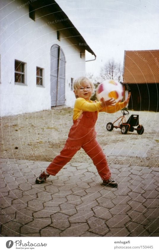 Ballspiel retro Ballsport Kind Kindheit Geburtstag Bauernhof Hof Brille rot Breitbeinig Aktion Freude Kleinkind