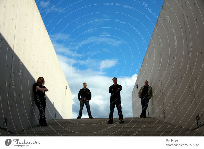 vier ste(c)her Rockband 4 lässig Coolness Himmel standhaft Beton Freundschaft Treppe Wolken Menschengruppe Detailaufnahme the wall Architektur Silhouette