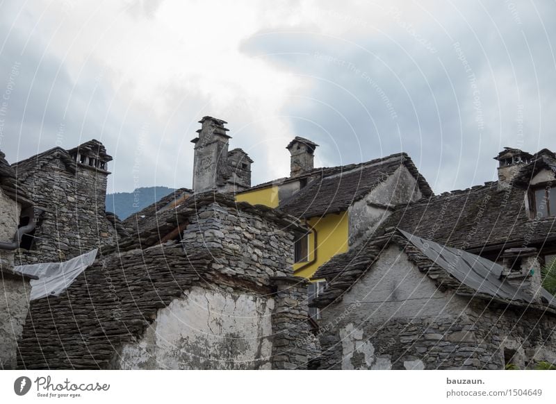 gelb. Tourismus Ausflug Häusliches Leben Wohnung Haus Renovieren Baustelle Handwerk Architektur Himmel Wolken Klima Wetter Unwetter Wind Sturm Dorf Kleinstadt