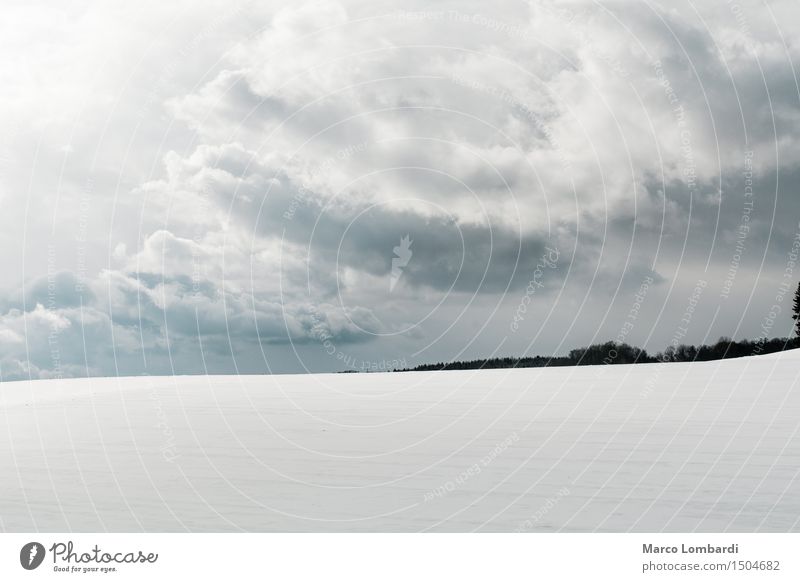 verschneiter Hügel, Wolkenspiel im Hintergrund Umwelt Natur Landschaft Luft Himmel Horizont Sonnenlicht Winter Klima Wind Schnee Schneebedeckte Gipfel