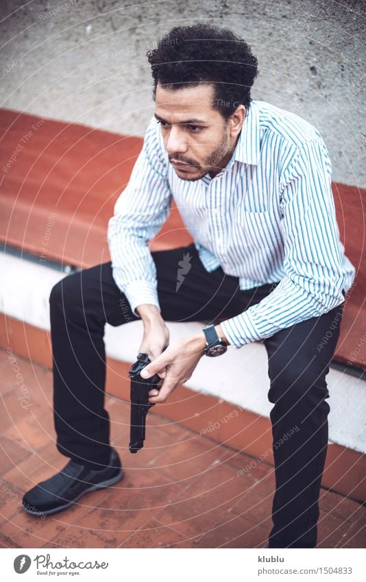 Überzeugter attraktiver Mulattemann mit einer Gewehr Mann Erwachsene Afro-Look niedlich schwarz weiß gefährlich Pistole Mörderin Waffe schießen Mafia töten