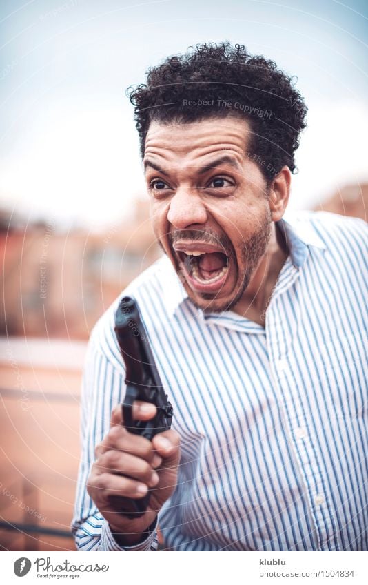 Überzeugter attraktiver Mulattemann mit einer Gewehr Mann Erwachsene Afro-Look niedlich schwarz weiß gefährlich Pistole Mörderin Waffe schießen Mafia töten