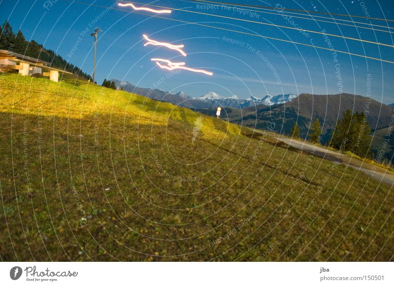 heissluftbalonspuren Nacht Wiese Langzeitbelichtung Grundbesitz Gras Licht Berge u. Gebirge Streifen Lichtstreifen Nachtaufnahme Freude streichen