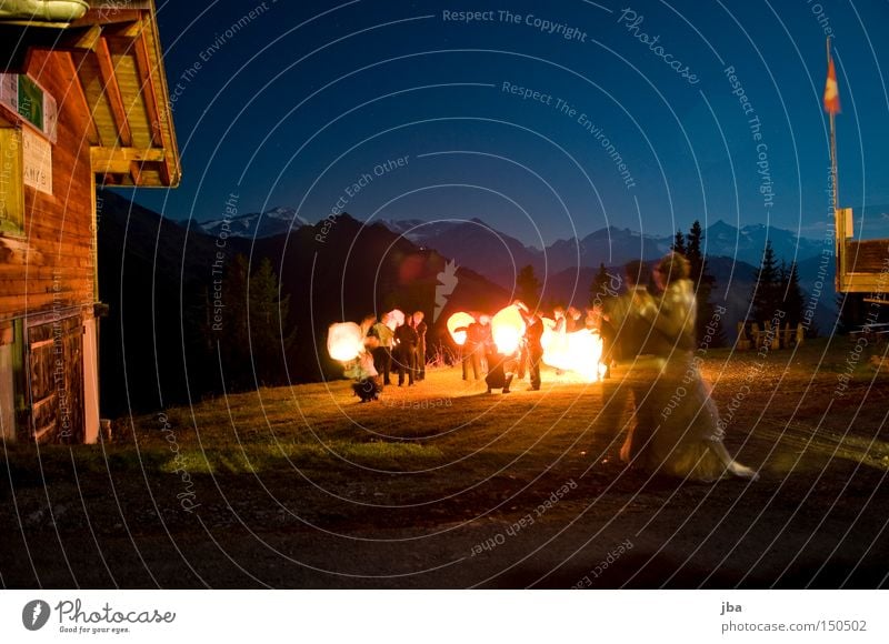 endlich Feierabend Nacht Haus Langzeitbelichtung Grundbesitz Gras Licht Berge u. Gebirge spät Umarmen Nachtaufnahme Feste & Feiern Freude streichen